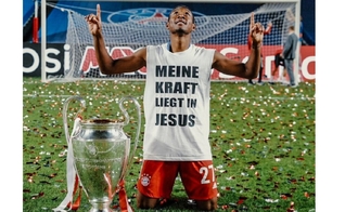 David Alaba festeja o título da Champions League com uma camisa com a mensagem. (Foto: Reprodução / Twitter David Alaba)