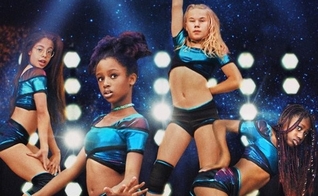 O cartaz de divulgação do filme gerou grande polêmica por sugerir a sexualização de crianças de 11 anos. (Imagem: Netflix)