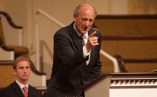 Pastor Jack Trieber lidera a North Valley Baptist Church, na Califórnia, que foi multada após cristãos cantarem em culto. (Foto: Stuff Fundies Like)