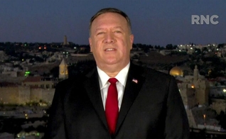 Com Jerusalém ao fundo, Mike Pompeo se dirige à Convenção Nacional Republicana nos EUA. (Foto: Reuters)