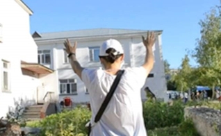 Cristão cazaque ora do lado de fora da Grace Church, contra uma ordem de confiscar o terreno em que a igreja está. (Foto: Reprodução / Barnabas Fund)