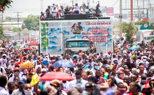 Milhares de protestantes haitianos saíram às ruas para protestar contra a renovação do Código Penal. (Foto: Reprodução / Diario Libre)