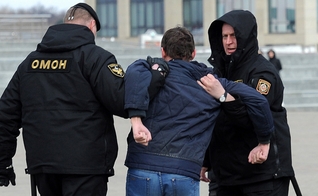 Policiais detém homem em protesto contra as detenções ocorridas na Bielorrússia. (Foto: Viktor Drachev/TASS/Alamy)