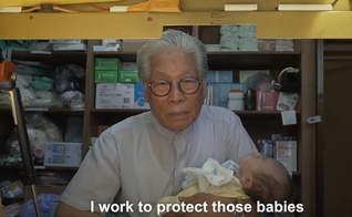 Pr. Jong-Rak Lee idealizou a babybox, um dispositivo para proteger bebês abandonados pelos pais. (Foto: Reprodução / Asian Boss)