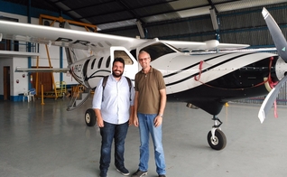 Dr. Edmilson Almeida (ANAJURE) e o Missionário Márcio Rempel, no hangar da agência missionária Missão do Céu (MDC), em Manaus/AM - Imprensa ANAJURE.