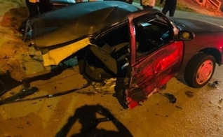 Carro ficou partido ao meio em colisão em Itatiba. (Foto: Reprodução / G1)