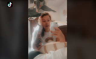 Felicia, de 32 anos, foi tocada por vídeos cristãos. (Foto: TikTok/inkydoeshair)