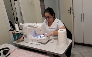 Alaide doa máscaras para quem não tem ou precisa trocar. (Foto: Arquivo pessoal)