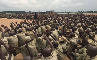 Recrutas recebem a palavra de Deus, em Uganda. (Foto: Reprodução / UGCN)
