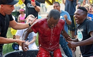 Jovem é batizado nas ruas de Wisconsin. (Foto: Reprodução / GOD TV)