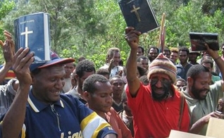 A Papua-Nova Guiné é altamente cristianizada, com cerca de 70 por cento das pessoas indicando fé pessoal em Jesus. (Foto: Reprodução / Bible Society)