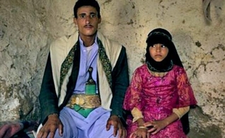 Menina ao lado do seu marido, na Indonésia. (Foto: Reprodução / Asia News)