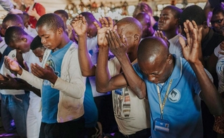 Moçambicanos em momento de oração em Pemba, capital da província de Cabo Delgado. (Foto: Iris Global)