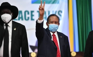 O primeiro ministro do Sudão, Abdullah Hamdok e o presidente do Sudão do Sul, Salva Kiir, (à esquerda), após a assinatura do acordo que põe fim ao status oficial da religião islâmica. (Foto: Reprodução / Twitter Memri Spanish)