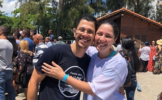 Ao lado de seu irmão, Larissa van Boekel foi batizada em dezembro de 2018. (Foto: Igreja Batista Atitude)