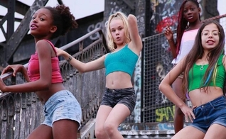 Cena de 'Lindinhas', exibido pela Netflix, mostra cenas de meninas que executam rotinas de dança hiper-sexualizada. (Foto: Reprodução)
