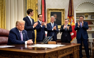 Donald Trump e equipe em anúncio do acordo entre os Emirados Árabes Unidos e Israel na Casa Branca. (Foto: Brendan Smialowski/AFP via Getty Images)