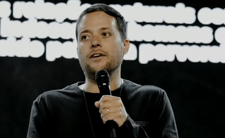 André Valadão durante ministração feita na Lagoinha Orlando, em 13 de setembro. (Foto: Reprodução / YouTube)
