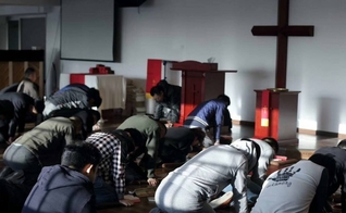 Cristãos em culto na Early Rain Convenant Church em Chengdu. (Foto: Reprodução / Facebook)