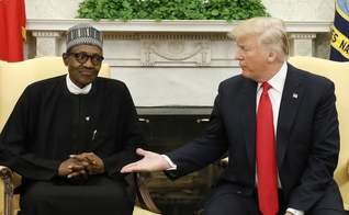 O presidente Donald Trump com o presidente da Nigéria Muhammadu Buhari no Salão Oval da Casa Branca em Washington, em 30 de abril de 2018. (Foto: Kevin Lamarque / Reuters)