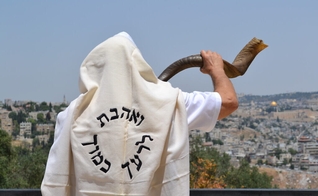 Morador de Jerusalém toca o shofar para celebrar o Rosh Hashaná 2020. (Foto: Moshe Silver)