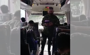 O oficial MG Maliwat, da Polícia Nacional das Filipinas, prega aos amigos dentro do ônibus. (Foto: Reprodução / GOD TV)