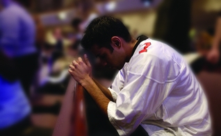 Imagem ilustrativa: Jovem ora em igreja do Oriente Médio. (Foto: YWAM)