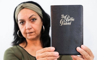 “Motivo os cristãos a postar em suas redes sociais uma foto sua com sua Bíblia, e usar hashtag #yocreoenlabiblia”, escreveu a Pra. Álida Leon em seu Facebook. (Foto: Reprodução / Facebook)