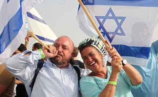 Novos imigrantes chegam a Israel. (Foto: Reprodução / KOKO)
