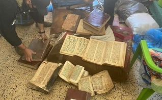 Polícia encontra antigos manuscritos cristãos, no Iraque. (Foto: Reprodução / Premier)