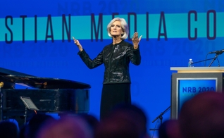 Anne Graham Lotz fala no na Convenção de Mídia Cristã 2020 em Nashville, EUA. (Foto: NRB)