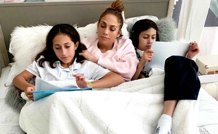 Jennifer Lopez com os filhos gêmeos, Emme e Max David Muñiz. (Foto: Reprodução/Instagram)