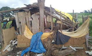Casa simples de cristãos que foi destruída pelo vandalismo Hindutva. (Reprodução / AsiaNews)