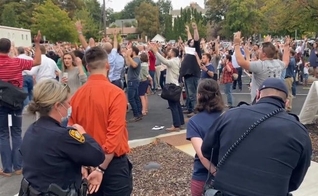 Três pessoas foram presas em Idaho por não usarem máscaras em um evento ao ar livre organizado pela igreja. (Foto: Reprodução / Facebook)