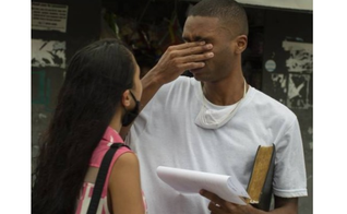 Jovem e negro Danilo foi reconhecido equivocadamente pela vítima. Na porta do presídio, ele encontrou com a esposa Ana Beatriz e o irmão Diogo Felix. (Foto: Márcia Foletto / Agência O Globo)