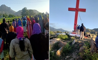 Cruz é removida enquanto cristãos fazem oração no local. (Foto: Reprodução / AsiaNews)