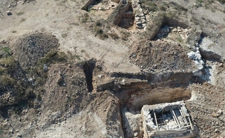 Fotografia da fazenda onde ocorreu o achado, com o micvê visível no canto inferior direito. (Foto: Divulgação/ Abd Ibrahim/ Autoridade de Antiguidades de Israel)