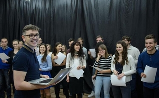 O criador e produtor do projeto, ator e diretor Krzysztof Czeczot durante a gravação da Bíblia em Áudio. (Foto: PAP / W. Pacewicz)