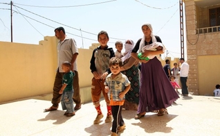 Famílias deslocadas fugem da violência na cidade iraquiana de Sinjar, a oeste de Mosul, chegam à província de Dohuk. (Foto: Reuters / Ari Jalal)