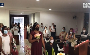 O casal Edson e Kátia durante a cerimônia de casamento realizada em hospital de SP. (Foto: Reprodução / Band)