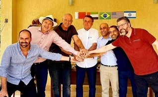 Presidente Jair Bolsonaro e embaixadores durante almoço na casa do deputado Eduardo Bolsonaro. (Foto: Reprodução)
