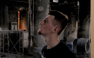 Cristão em meio à destruição de igreja no Iraque. (Foto: Reprodução / Portas Abertas)