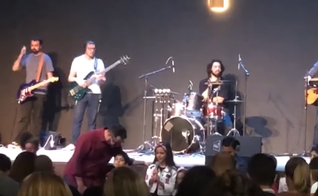 Isabella Camargo ora em culto na Igreja Presbiteriana. (Foto: Reprodução / YouTube)