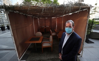 Rabino Levi Duchman, em frente a uma sucá montada no restaurante kosher KAF no Armani Hotel em Dubai, Emirados Árabes Unidos, em 5 de outubro de 2020. (AP / Kamran Jebreili)