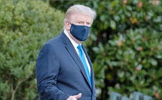 Usando máscara, o presidente dos EUA, Donald Trump deixou o hospital onde esteve internado por três dias para tratamento do coronavírus. (Foto: AP Photo/Alex Brandon)
