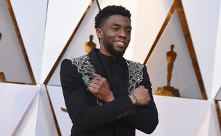 Chadwick Boseman em pose do filme “Pantera Negra” no Oscar. (Foto: Jordan Strauss/Invision/AP)