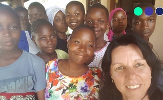 Melanie ao lado das crianças do Malawi, onde vive há 10 anos. (Foto: Reprodução / Eternity)