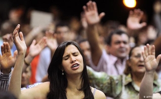 Fiéis durante culto evangélico. (Foto: Reprodução / AFP / Getty)