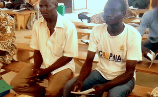 Jonas e Joseph, os dois facilitadores de alfabetização da Sociedade Bíblica mortos por Boko Haram em um ataque em sua aldeia. (Foto: Reprodução / UBS)