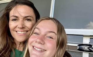 Analyn Megison e sua filha Ally, hoje com 16 anos. (Foto: Reprodução / FSP)